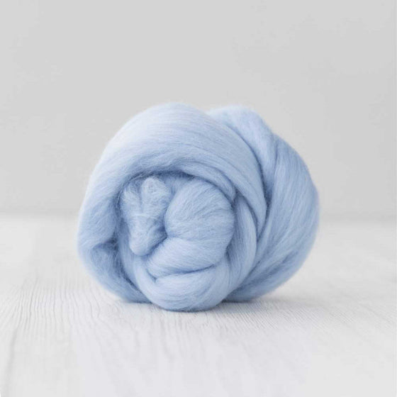 fine merino wool roving 22 microns pastel sky blue